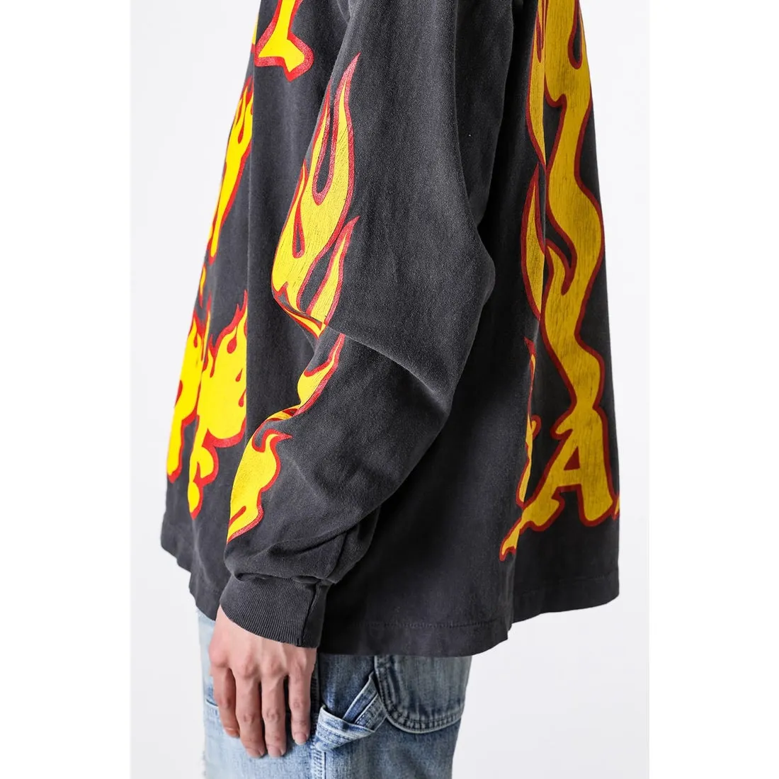 SAINT Mxxxxxx LS TEE/SOUL ON FIRE/BLK Soul flame/flame long sleeves, washed black S-XL, look for cylindrical fabrics with no side seams, don’t buy open ones anymore, boring Assute ready-made garments dyed, sprayed the whole thing with horse-hair spray, and then sprayed again to fade the color, the collar and cuffs are frayed, many places are torn, super large printing position, very difficult to print, complete accessories, with little angel anti-counterfeiting label